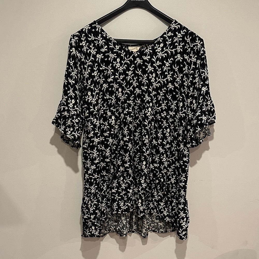 BLACK & WHITE SHORT FLORAL DRESS //